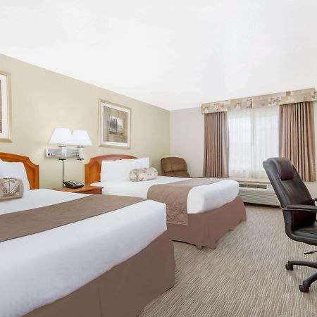 Ramada By Wyndham Ely Hotel Buitenkant foto