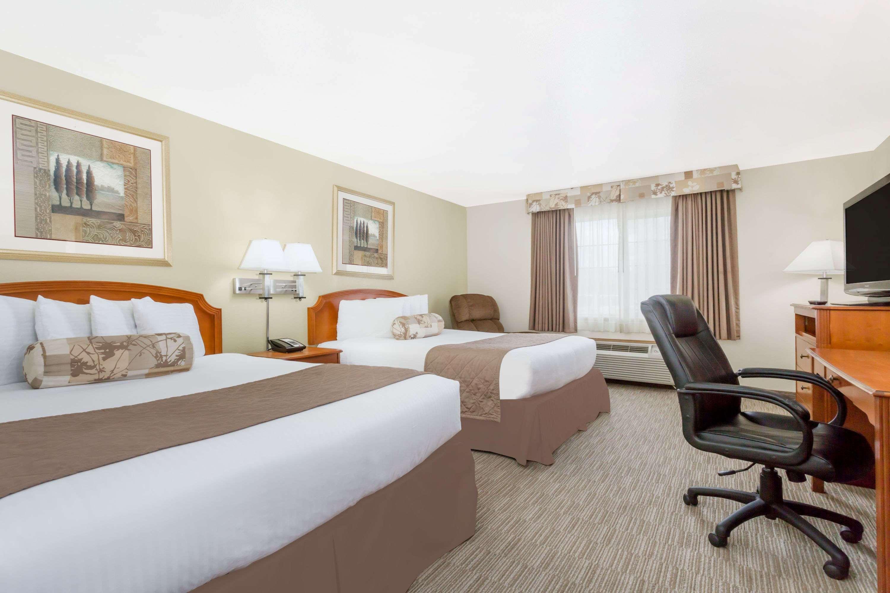 Ramada By Wyndham Ely Hotel Buitenkant foto