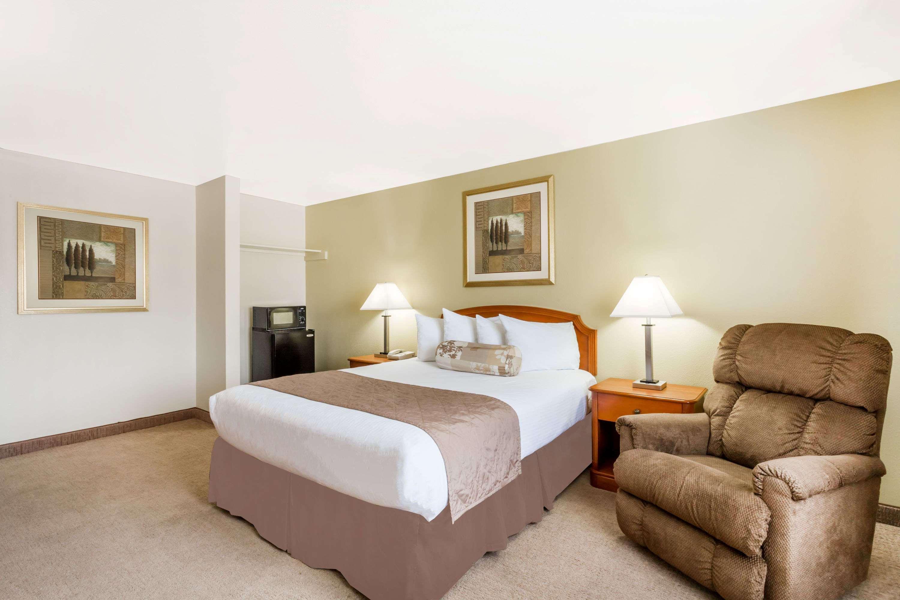 Ramada By Wyndham Ely Hotel Buitenkant foto