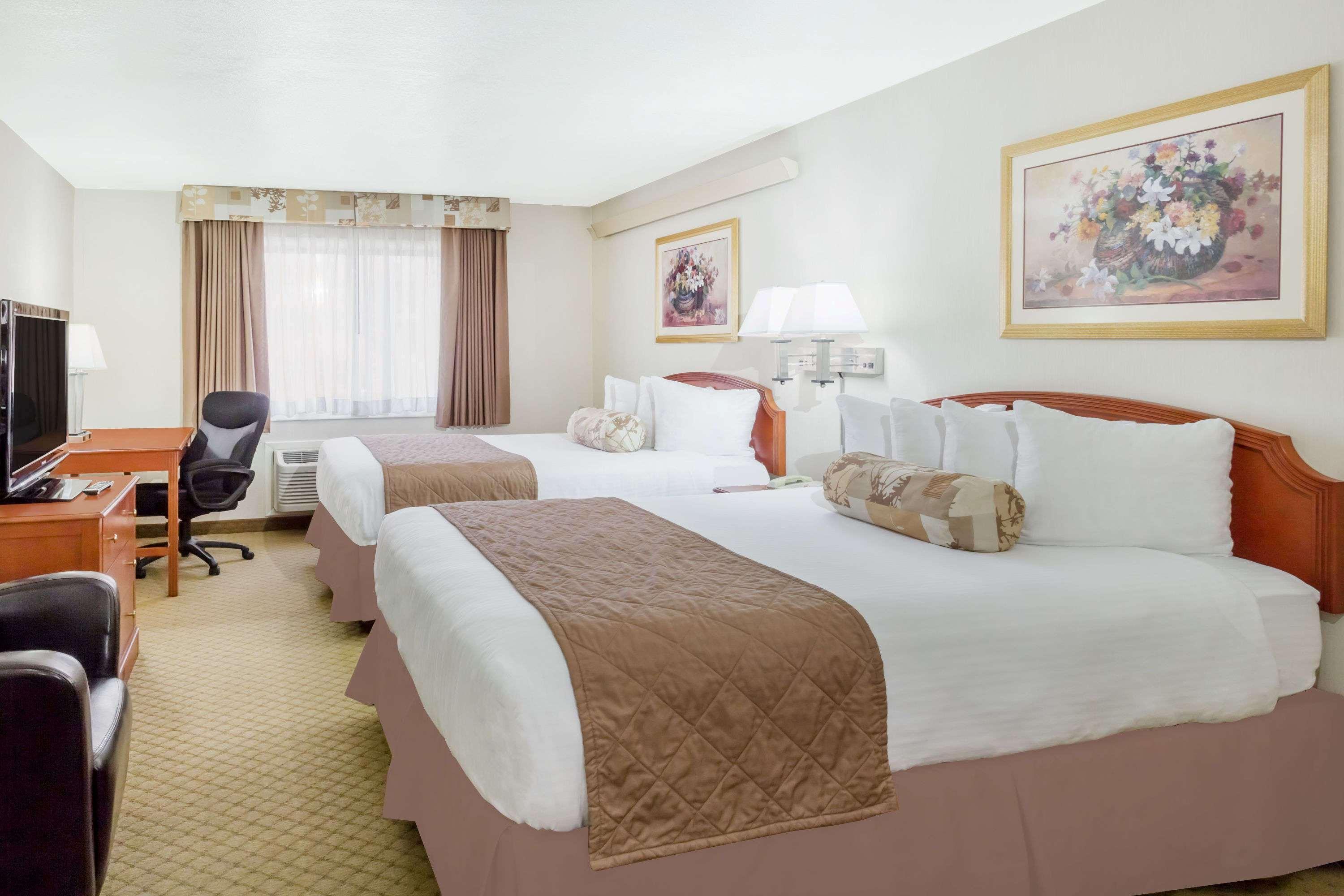 Ramada By Wyndham Ely Hotel Buitenkant foto