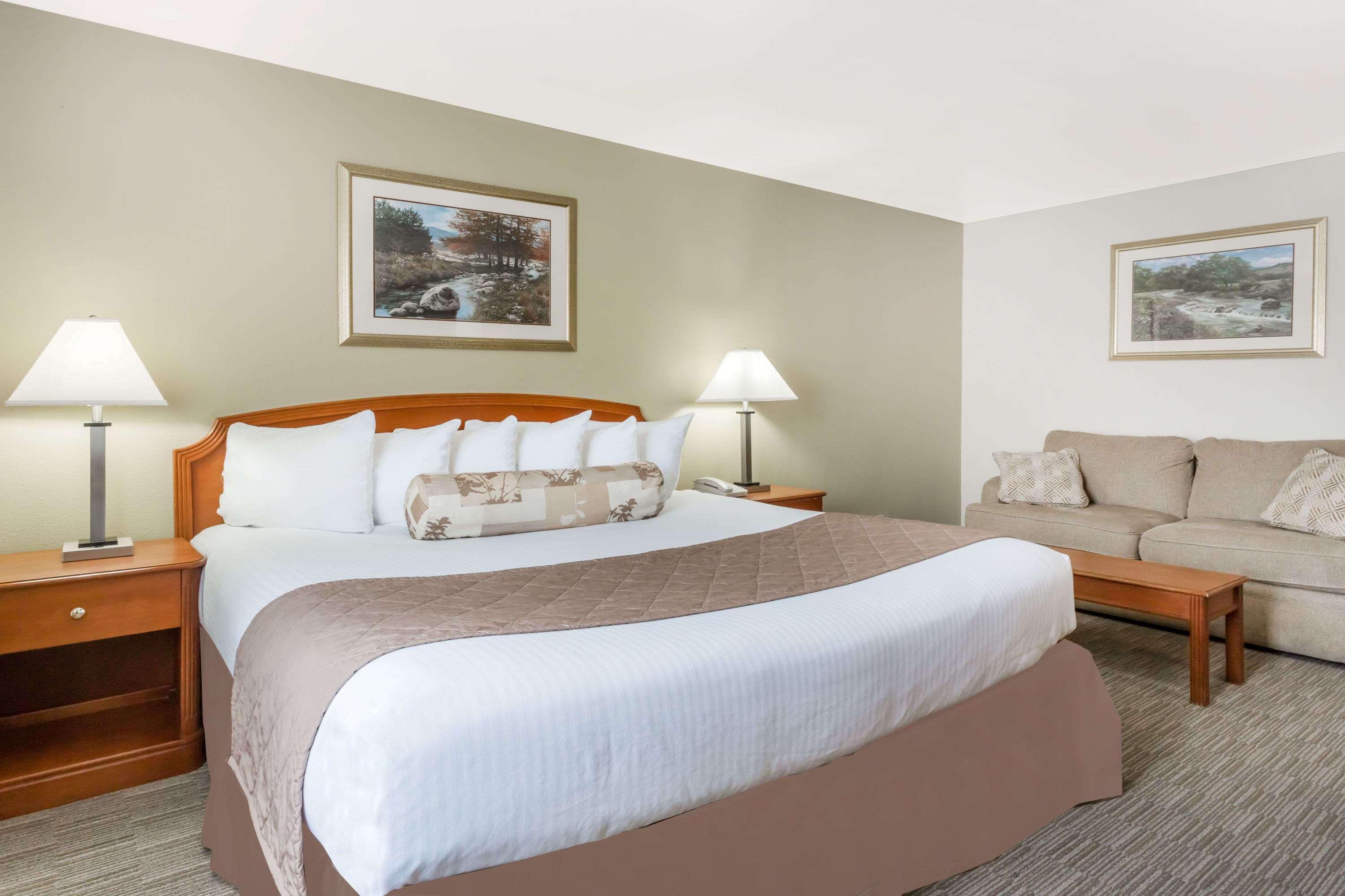 Ramada By Wyndham Ely Hotel Buitenkant foto