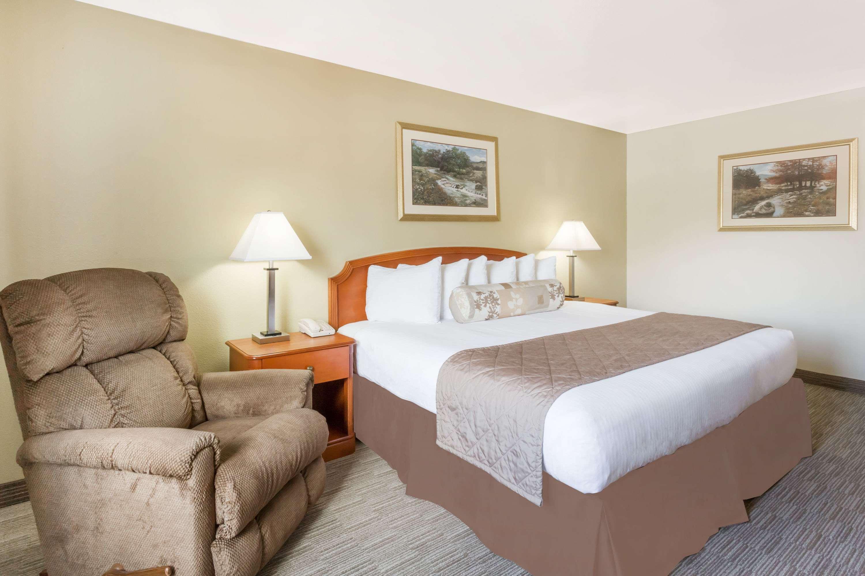Ramada By Wyndham Ely Hotel Buitenkant foto