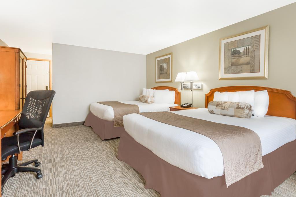 Ramada By Wyndham Ely Hotel Buitenkant foto