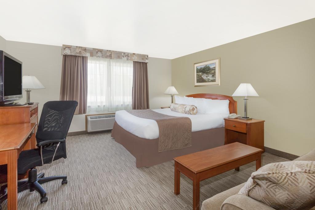 Ramada By Wyndham Ely Hotel Buitenkant foto