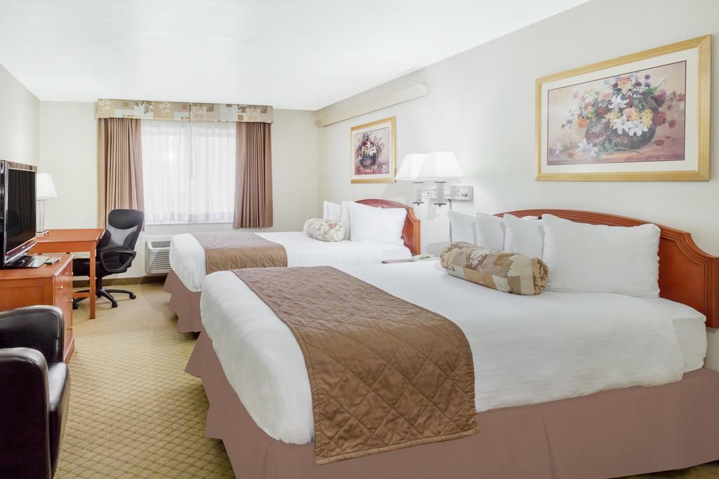 Ramada By Wyndham Ely Hotel Buitenkant foto