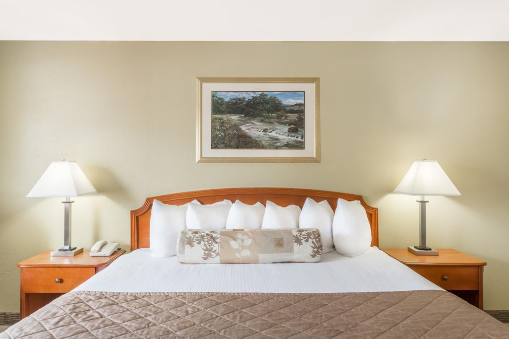 Ramada By Wyndham Ely Hotel Buitenkant foto